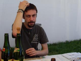 Remarquez le beau prolongement du coude avec le bouchon de cidre également.