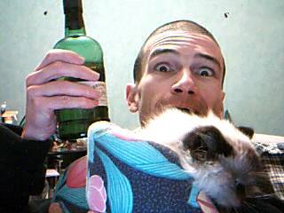 C'est vrai, c'est con dans sa manière de tenir l'alcool un chat, mayrde...  