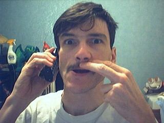 Enfin presque jusqu'au bout, ma femme me tue si je me mets la moustache de Nazi..