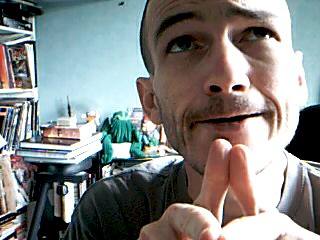 Il y a en fait une dizaine d'intrigues croisées... 