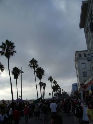 C'est une ville de chimères et d'espoirs déchus (comme à Las Vegas), mais à LA, on aime encore faire paraitre... 